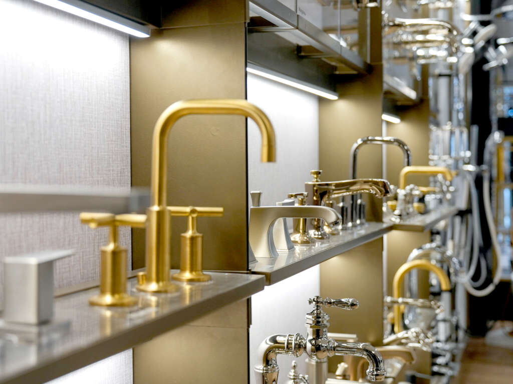 Robinets de cuisine et de salle de bain en salle de montre, chez Thalassa Plomberie Décorative, à Laval