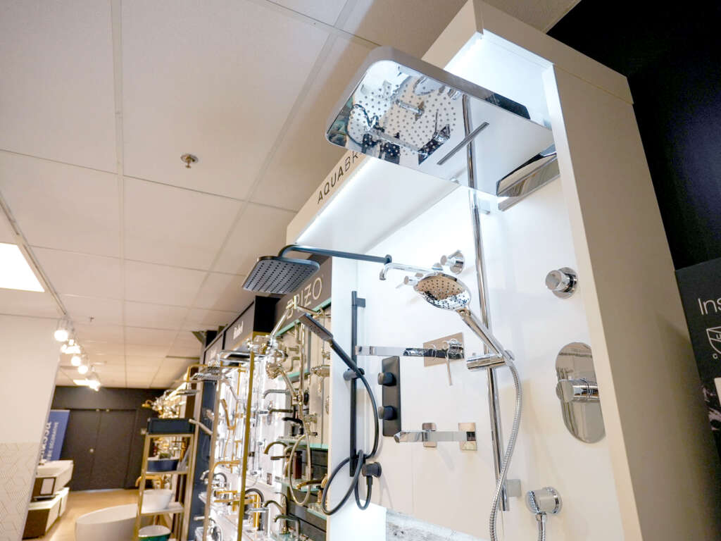 Robinetterie pour la douche en exposition chez Thalassa Laval