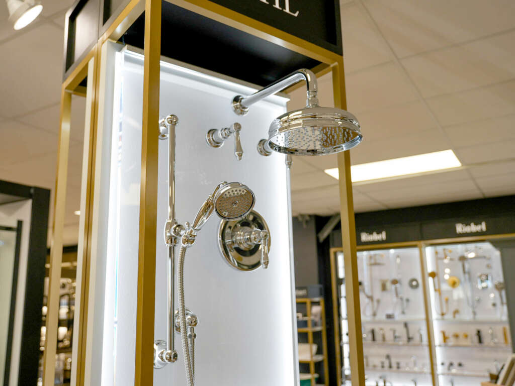 Ensemble de robinets de douche présenté en salle de montre chez Thalassa Laval
