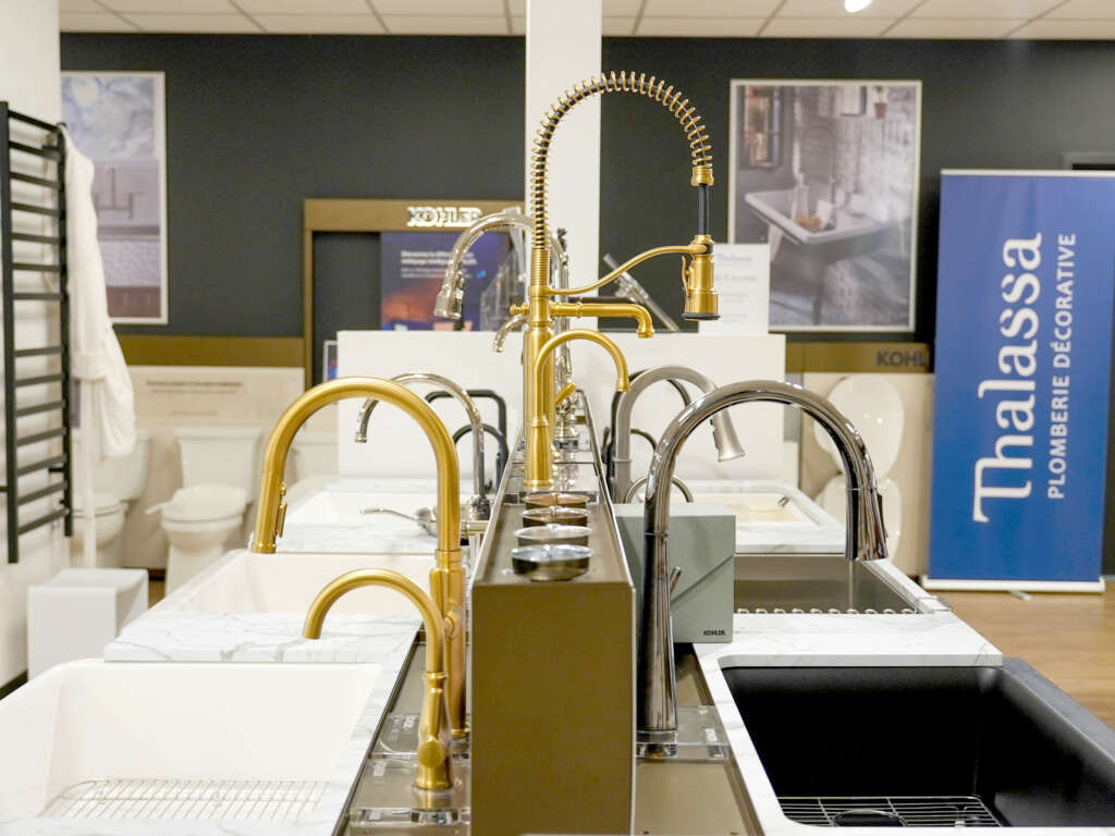 Robinets de cuisine présentés en salle de montre chez Thalassa Plomberie Décorative à Laval