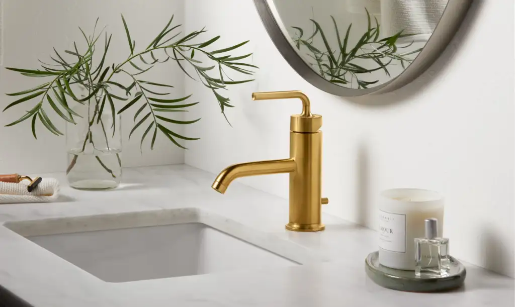 Lavabo de salle de bain blanc avec robinetterie dorée