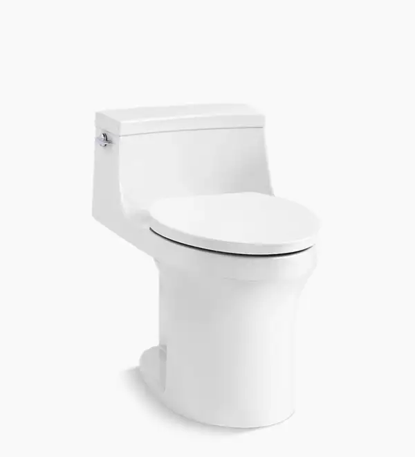 Toilette allongée compacte monopièce San Souci de Kohler, avec siège à hauteur chaise et levier de déclenchement chrome.