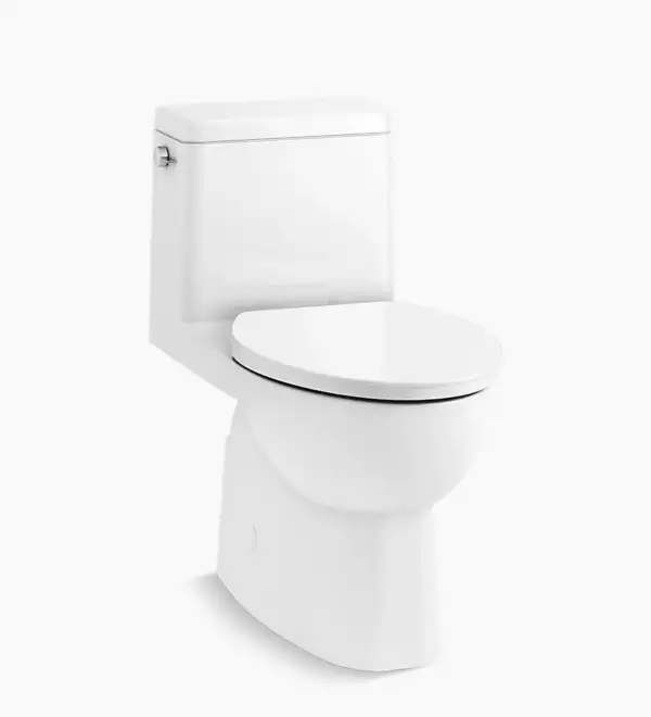Toilette allongée compacte monopièce Reach de Kohler blanche, avec siphon à jupe et levier de déclenchement chrome à gauche.