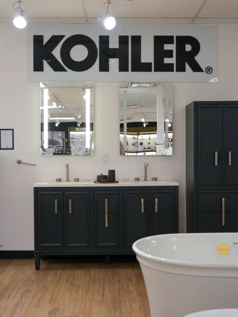 Vanité de salle de bain en salle de montre avec enseigne KOHLER